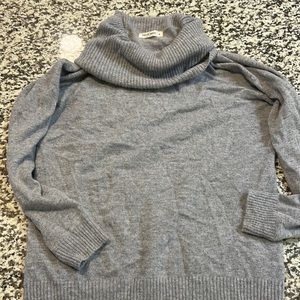 Gray Wool turtle neck sweater S